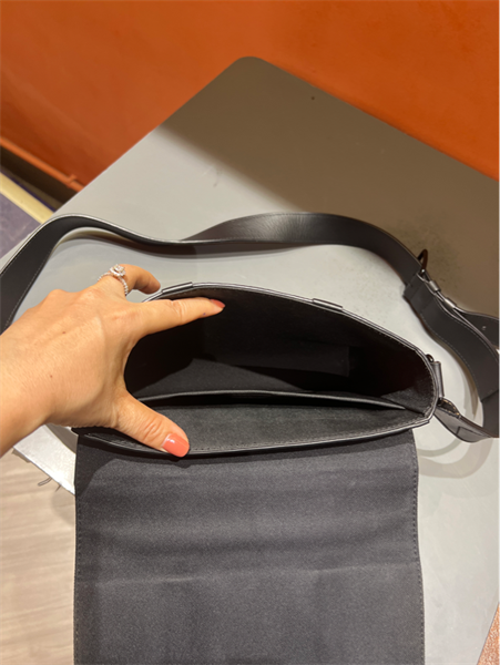 Túi LV đeo chéo hoa đen KG+