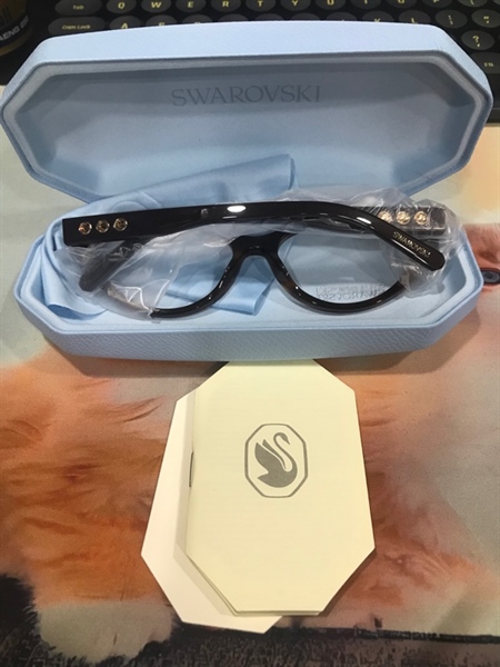 Kính Swarovski gọng đính đá KG+