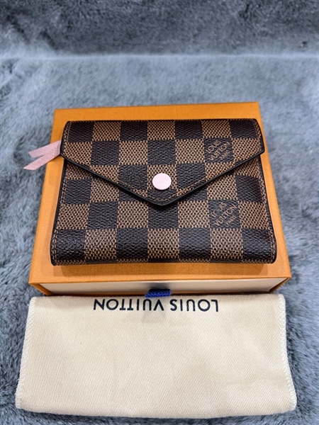 Ví LV ô vuông nút hồng+