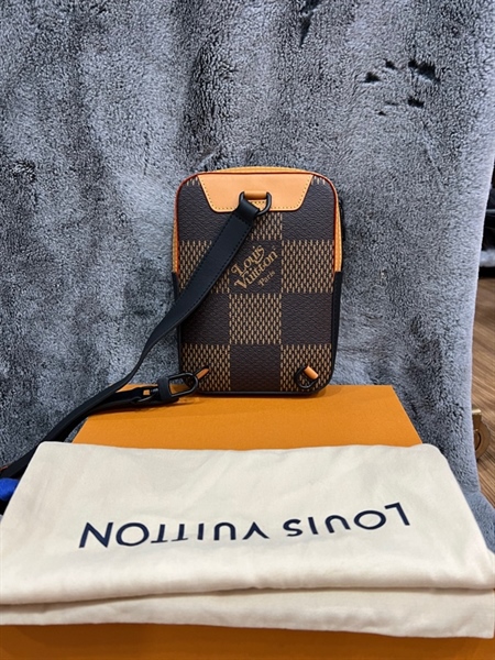 Túi LV đeo chéo viền màu nâu vàng+