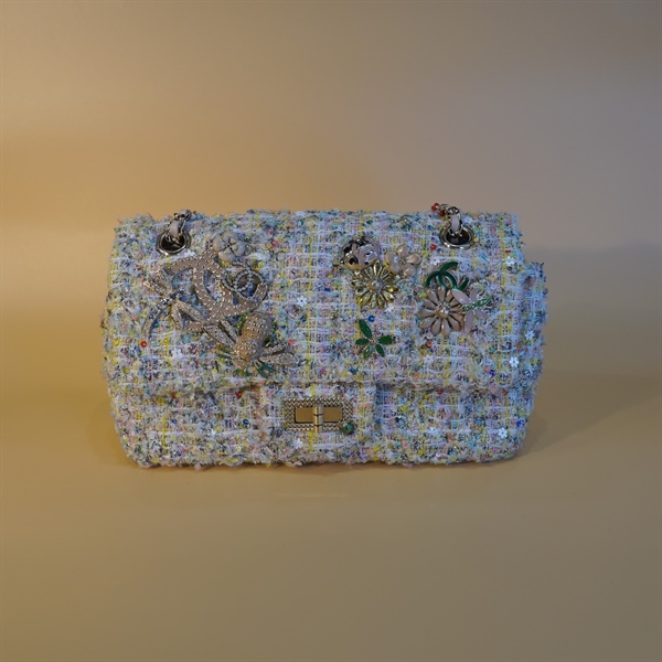 Túi Chanel Classic bạc đính charm KG+