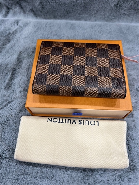 Ví LV ô vuông nút hồng+