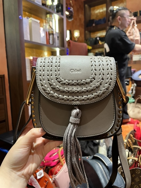 Túi Chloe màu ghi viền đinh vàng KG+