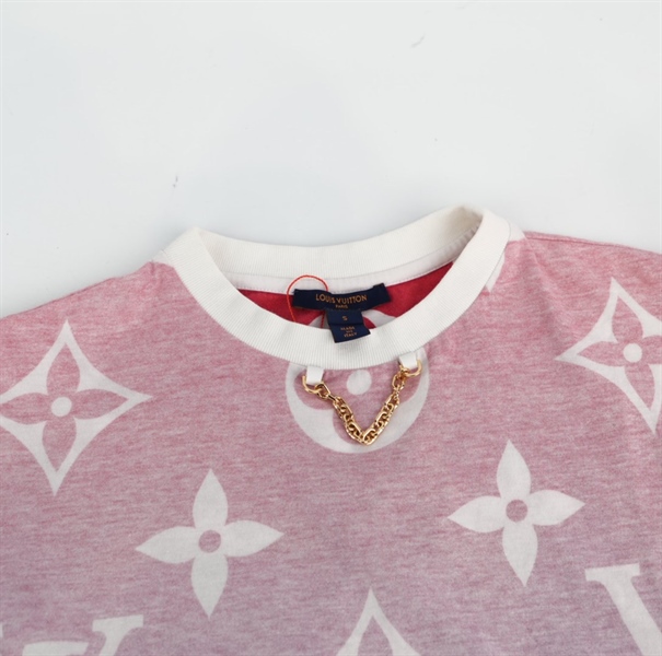 Áo Thun LV size S hồng trang trí xích vàng KG+