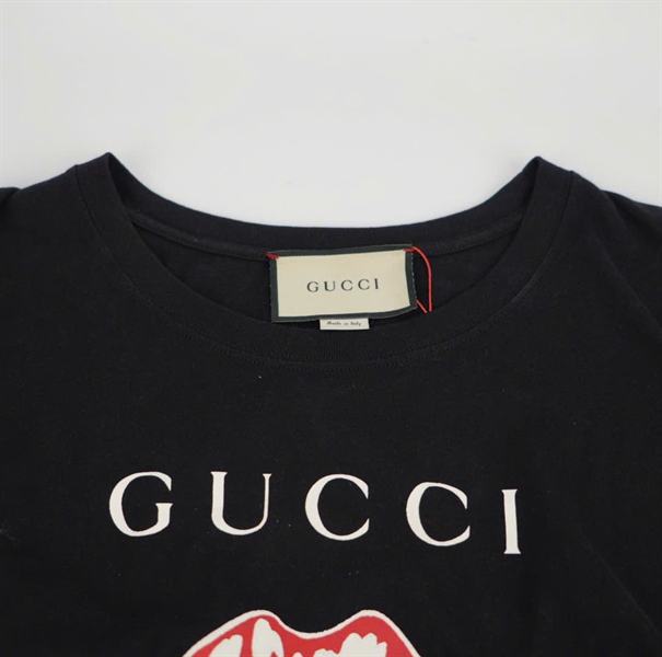 Áo thun GG hình đôi môi +