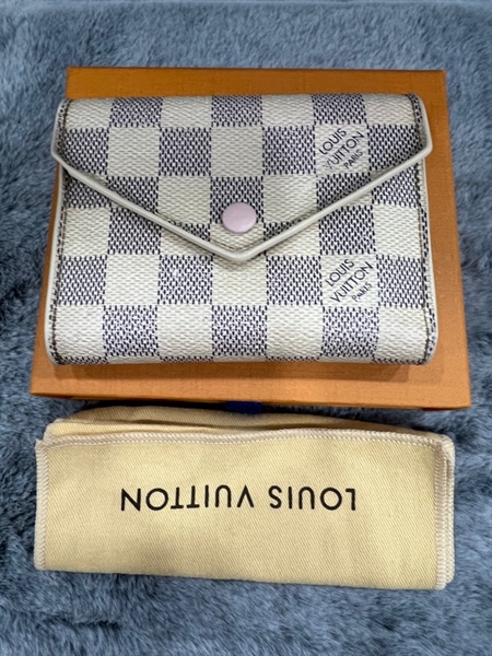 Ví LV ô vuông kem nút hồng+