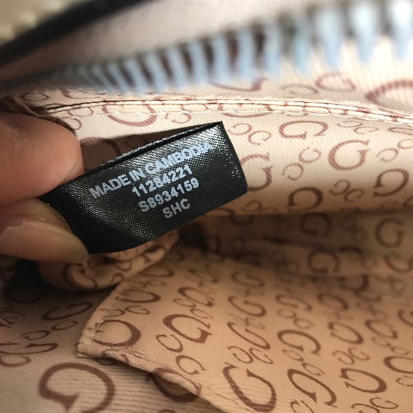 Túi đeo Guess trắng KG+