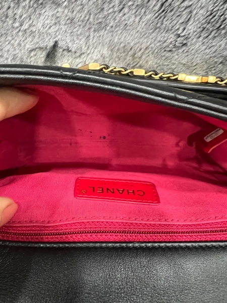 Túi chanel đen mặt trước có logo chanel vàng+