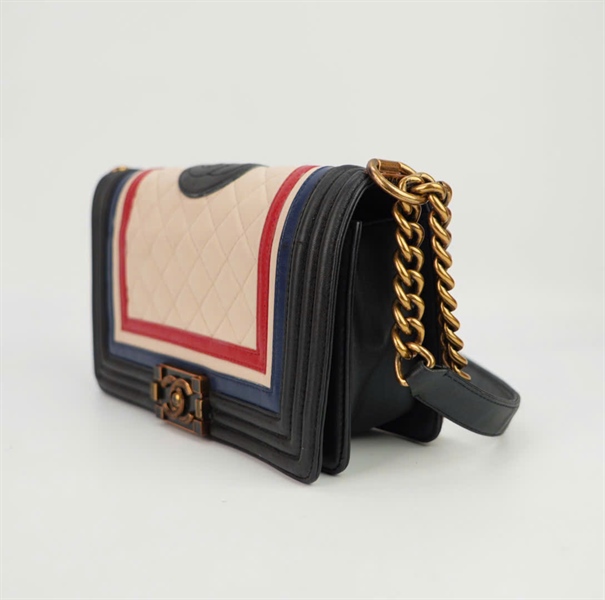 Túi Chanel đen trắng sọc đỏ size 22++