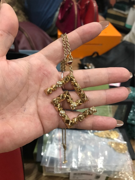 Dây chuyền Versace mặt số 2 vàng KG+