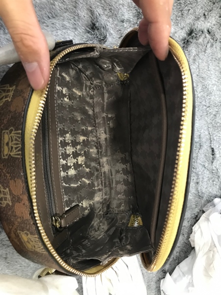 Túi Karl Lagerfeld Vàng Bò Hình Người KG+