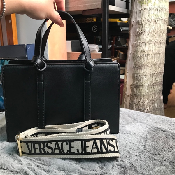 Túi xách Versace chữ nhật đen KG+