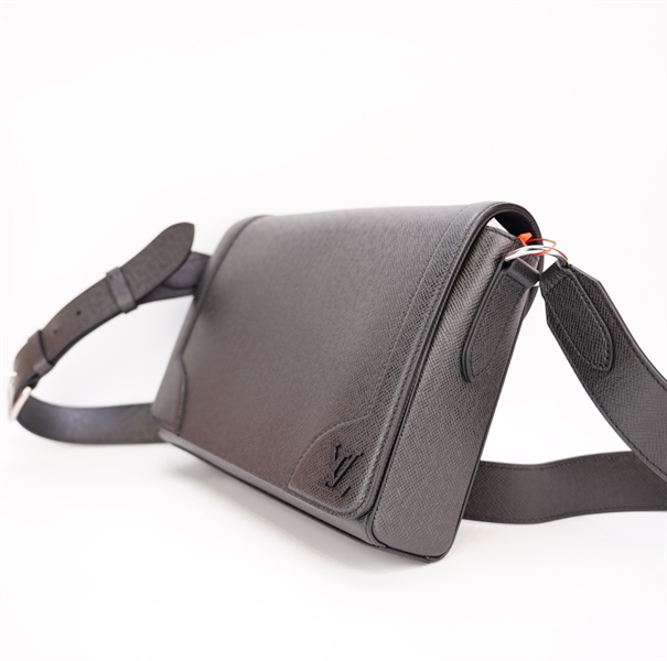 Túi LV đen đeo chéo sz30+