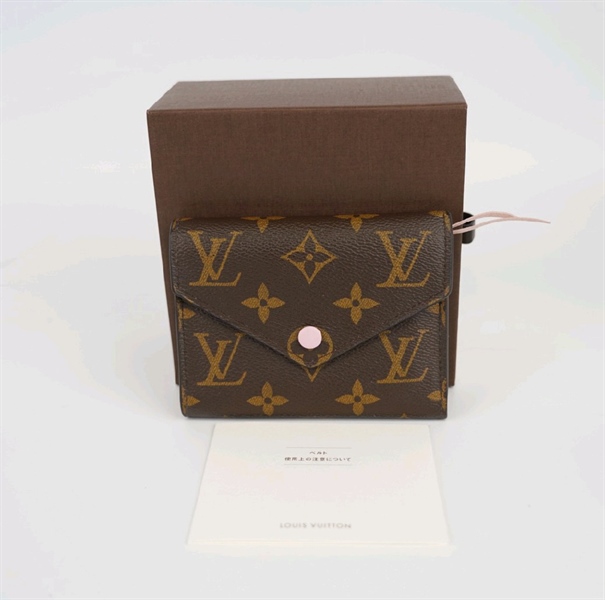 Ví LV hoa nâu nút hồng +