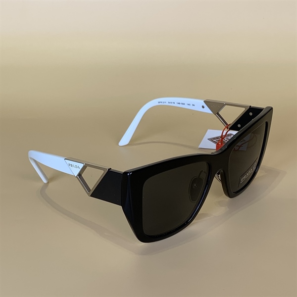 Kính đen Prada gọng đen trắng lớn KG+