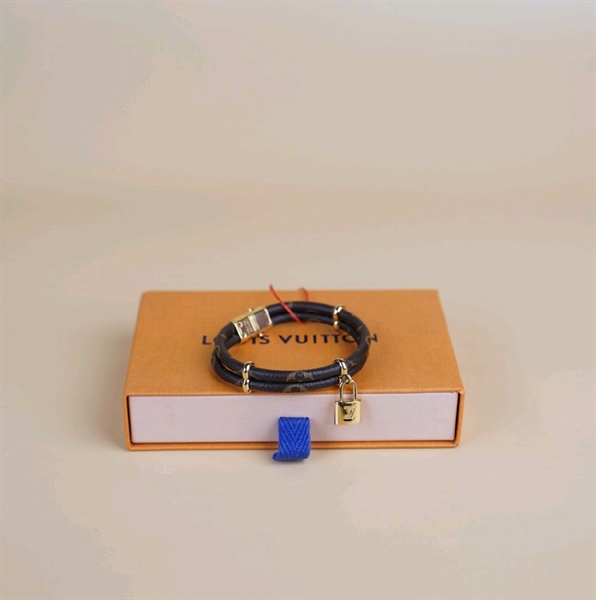 Vòng tay LV mặt ổ khóa +