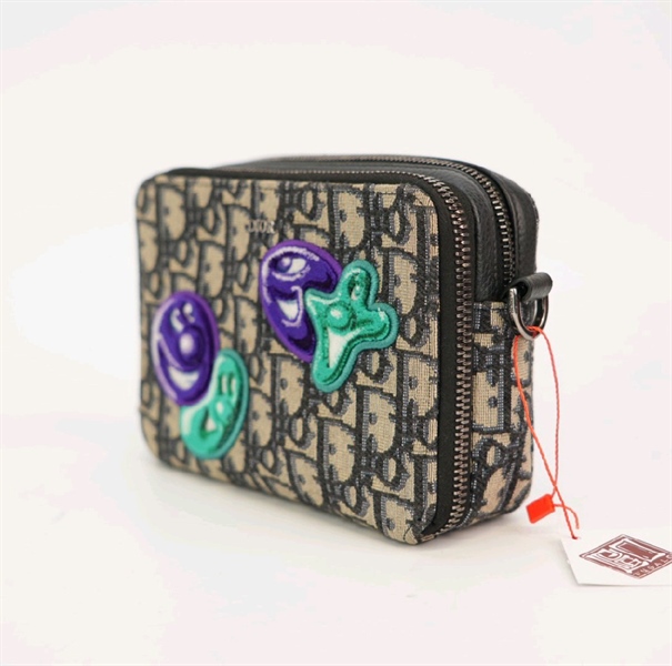 Túi Dior thêu hình trái dâu KG+