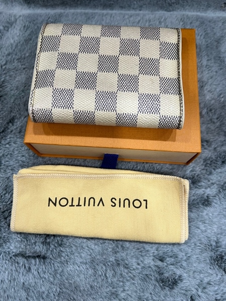 Ví LV ô vuông kem nút hồng+