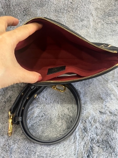 Túi LV kẹp nách đen chữ nổi +