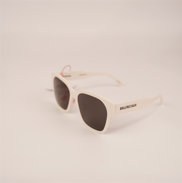 Kính râm Balenciaga gọng vuông trắng KG+