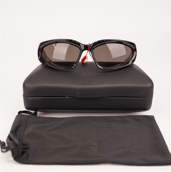 Kính Balenciaga đen chữ trắng KG+