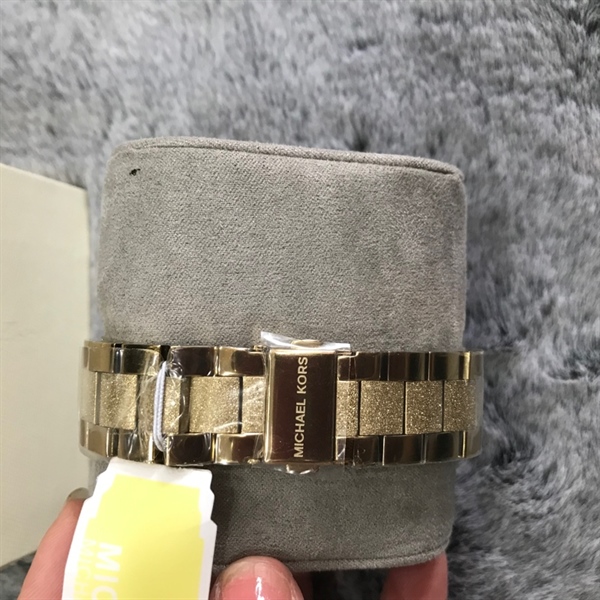 Đồng hồ MK vàng mặt tròn viền đính đá+