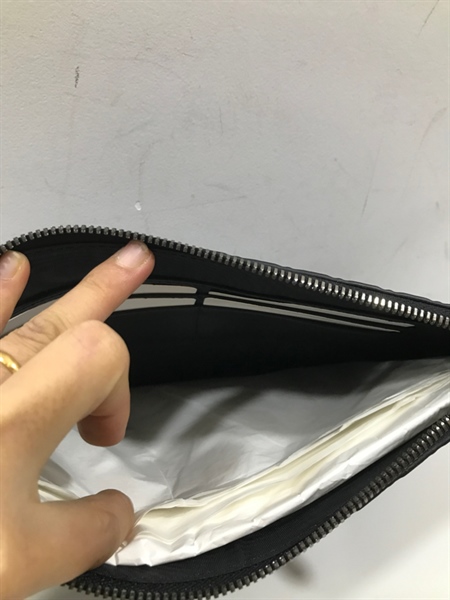 Túi Clutch GG Đen Dập Nổi+
