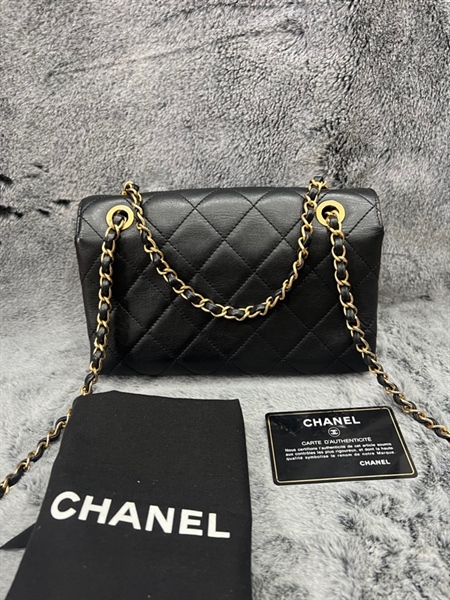 Túi chanel đen mặt trước có logo chanel vàng+