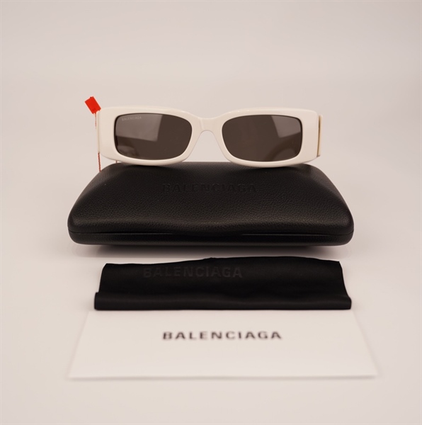 Kính Balenciaga gọng chữ nhật trắng chữ đen (BB0260S) KG+