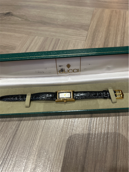 Đồng hồ GC quai da đen viền vàng mặt chữ nhật KG+