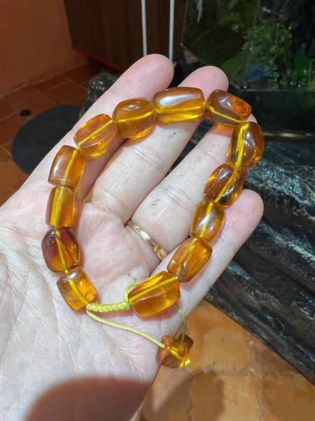 Vòng tay đá hổ phách +