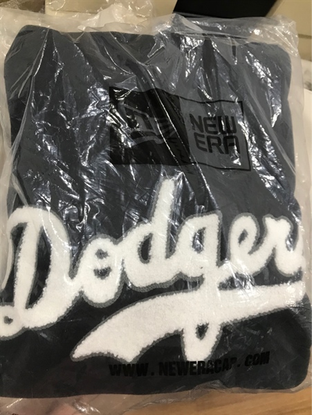 Áo Dodgers Đen chữ Trắng KG+