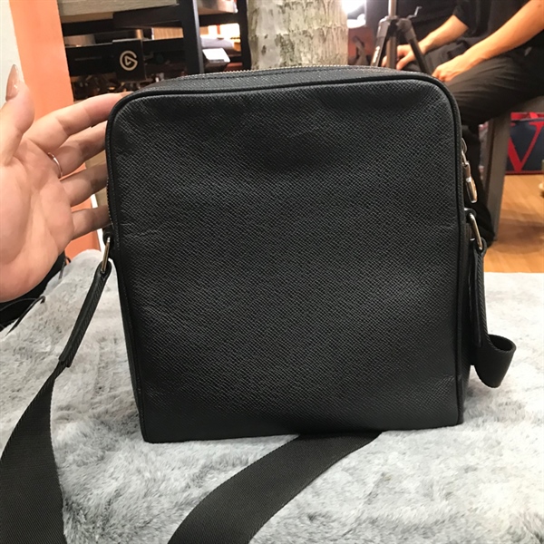 Túi LV đeo chéo màu đen +