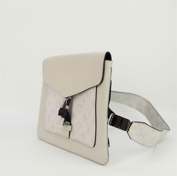 Túi LV đeo chéo hoa trắng size 22 ++