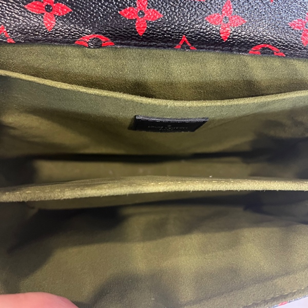 Túi LV hoạ tiết đỏ