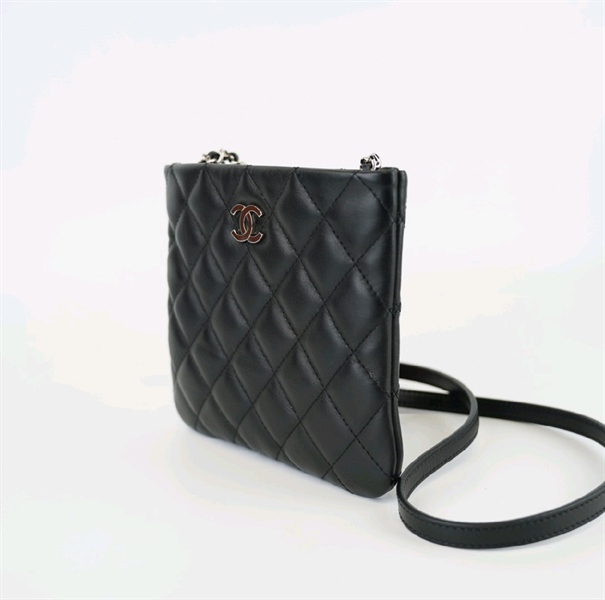 Túi Chanel đen đeo chéo hình vuông+