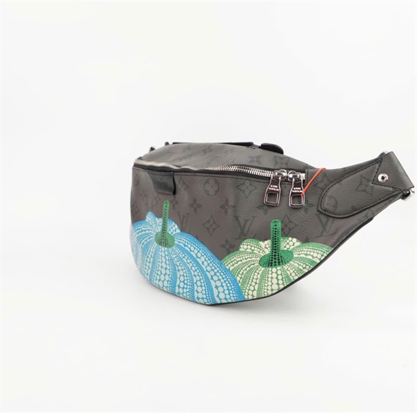 Túi LV đeo bụng hoa đen in chữ ++