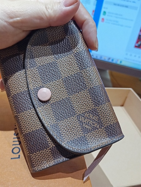 Ví LV card damier nút hồng +