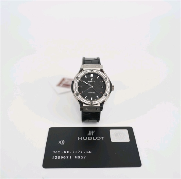 Đồng hồ Hublot màu đen viền đính đá KG+