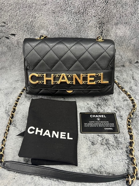 Túi chanel đen mặt trước có logo chanel vàng+