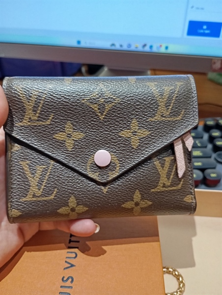 Ví LV gập 3 hoa nâu nút hồng+