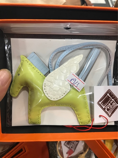 Charm Ngựa Vàng Chanh Quai Xanh+