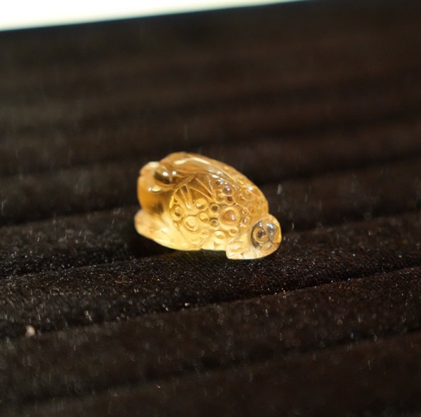 Cụ Thiềm Thừ thạch anh tóc vàng 852484 +