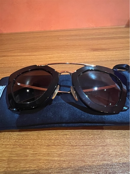 Kính râm Prada gọng viền lớn KG+