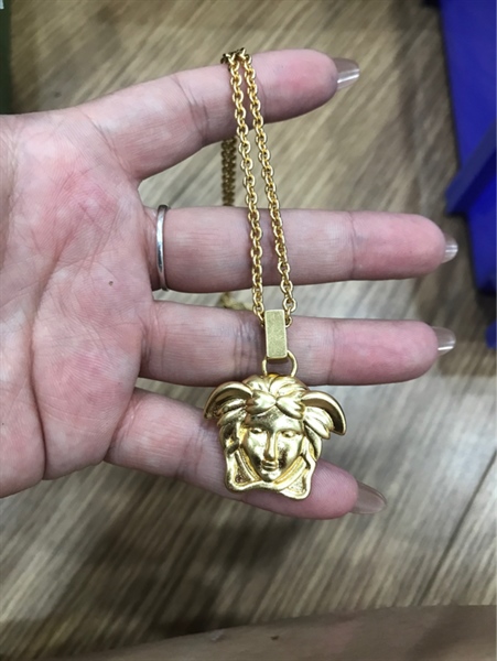 Dây chuyền vàng mặt logo Versace KG+
