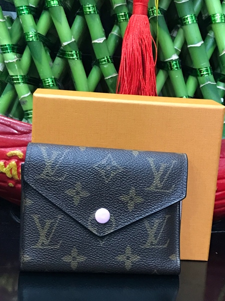 Ví LV Gập 3 Nút Hồng+