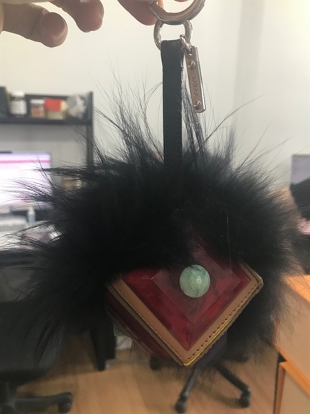 Charm Fendi Tam Giác 2 mặt Đỏ+