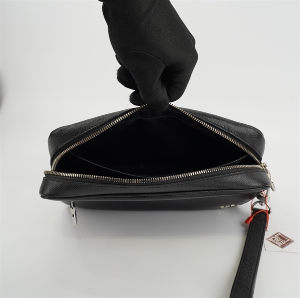 Túi LV clutch đen khoá trắng KG+