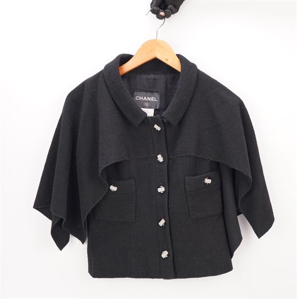 Áo khoác Chanel gắn nút KG+