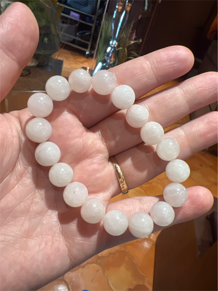 Vòng tay đá hồng đục +